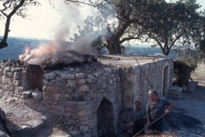 ΚΑΜΙΝΙ ΣΤΟ ΘΡΑΨΑΝΟ Α'