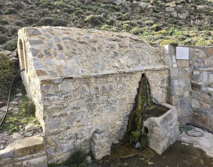 ΚΡΗΝΗ ΣΤΟΝ ΑΧΕΝΤΡΙΑ