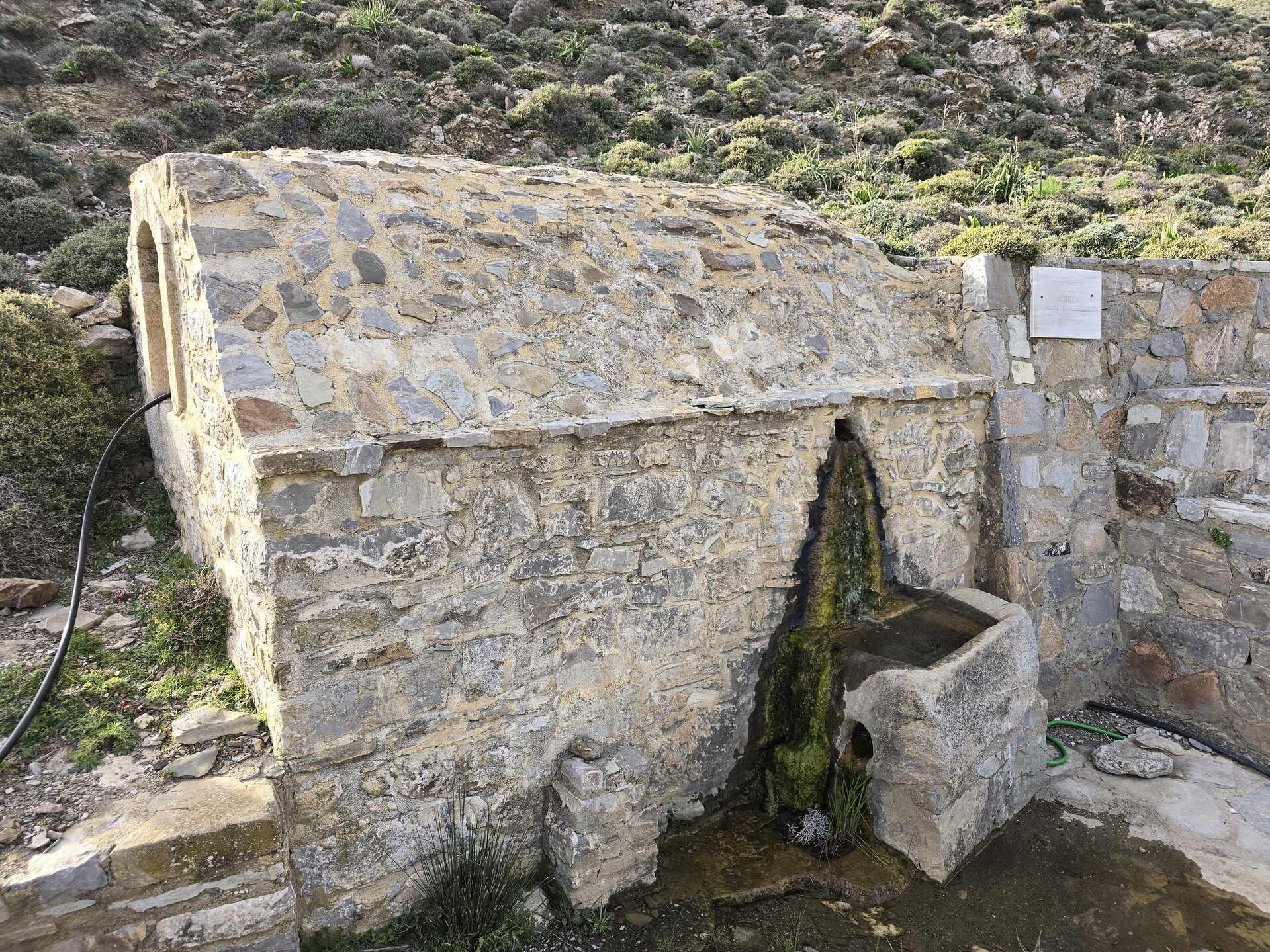ΚΡΗΝΗ ΣΤΟΝ ΑΧΕΝΤΡΙΑ