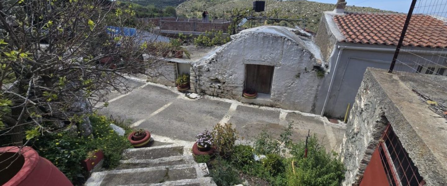 ΑΓΡΟΤΟΣΠΙΤΟ ΜΕ ΘΟΛΟ ΣΤΟ ΧΑΡΑΣΟ