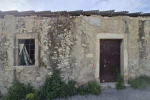 ΦΑΜΠΡΙΚΑ ΣΤΟ ΡΟΥΦΑ